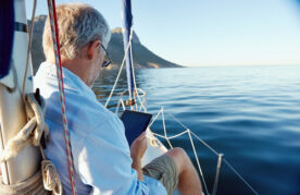 Man met pensioen op boot