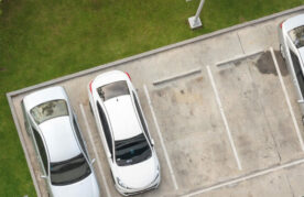 Het verhuren van een appartement met een daarbij horende parkeerplaats vormt een vrijgestelde dienst